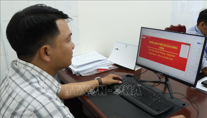 Từ số hóa hồ sơ, tổ chức lại quy trình tiếp nhận đến giải quyết thủ tục không phụ thuộc địa giới hành chính, hiệu quả ngày càng được nhìn bằng những kết quả cụ thể. (Ảnh: Hữu Duyên/TTXVN)